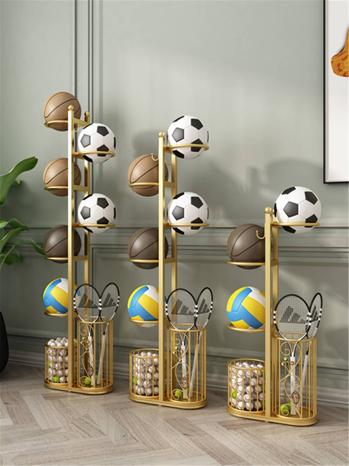 Iron artists use a basketball ping-pong ping-pong jump rope to pack a basket of sports supplies to set a football shelf