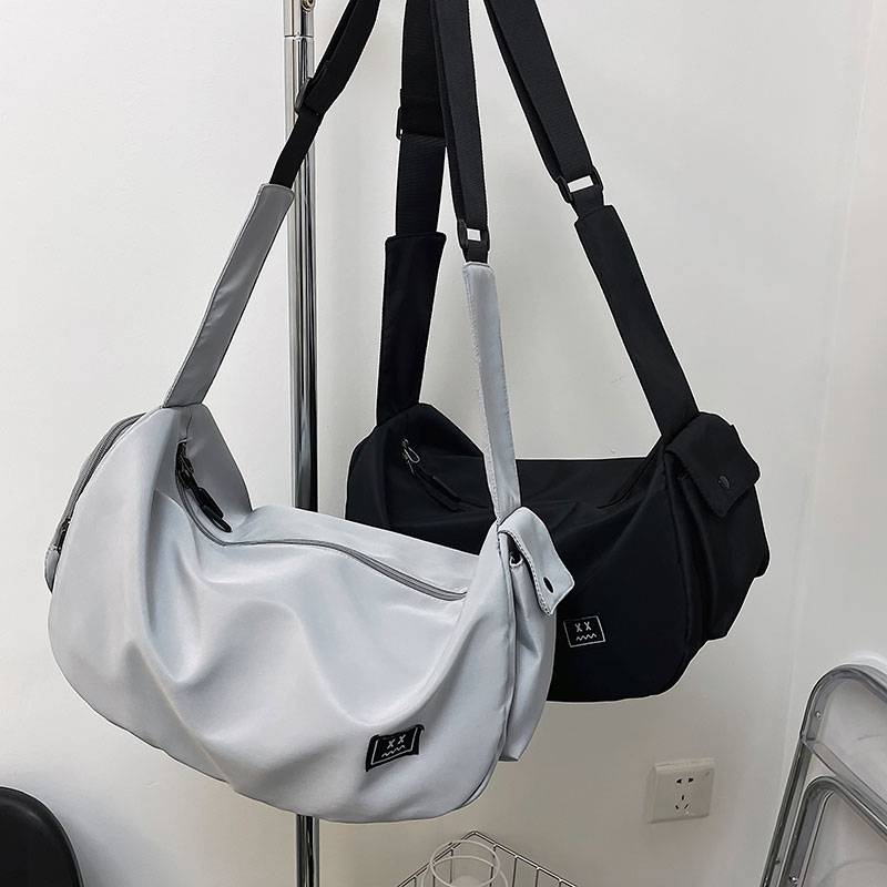 Gymnasium and Gymnasium Packs for a woman with a lot of light baggage for a man with a traveler's backpack