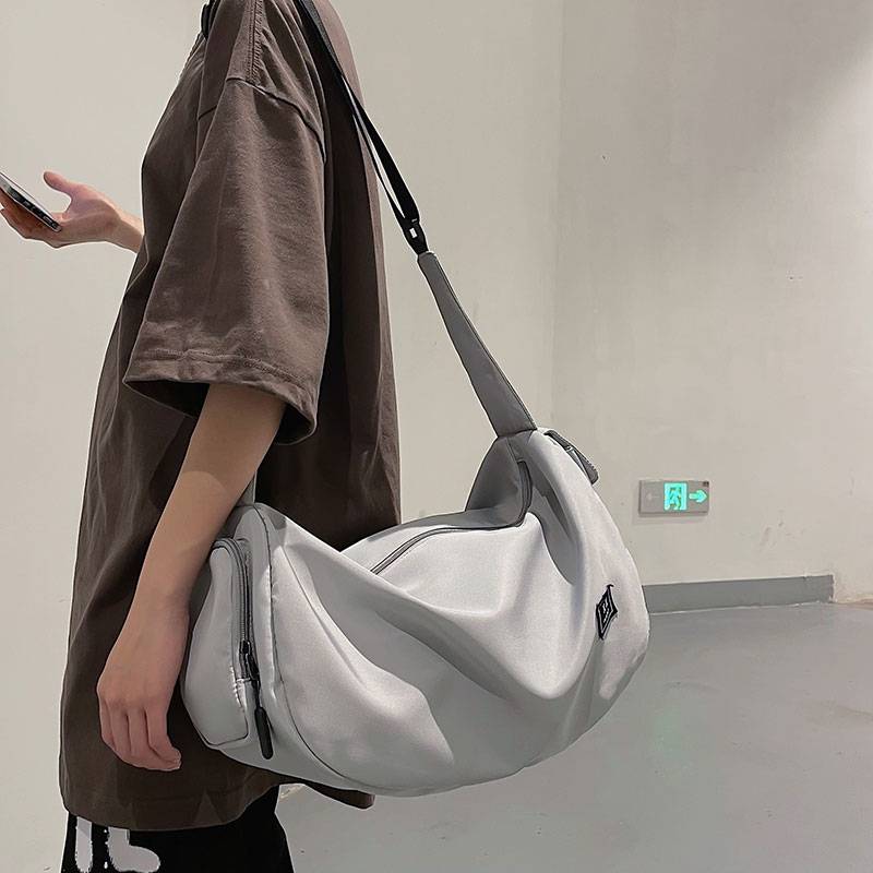 Gymnasium and Gymnasium Packs for a woman with a lot of light baggage for a man with a traveler's backpack