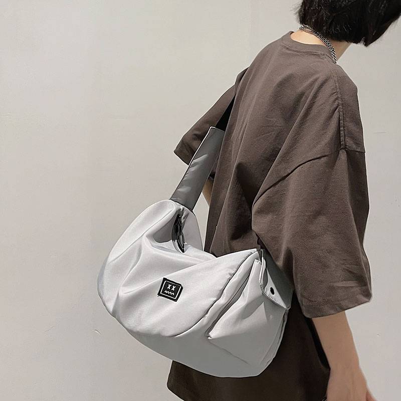 Gymnasium and Gymnasium Packs for a woman with a lot of light baggage for a man with a traveler's backpack