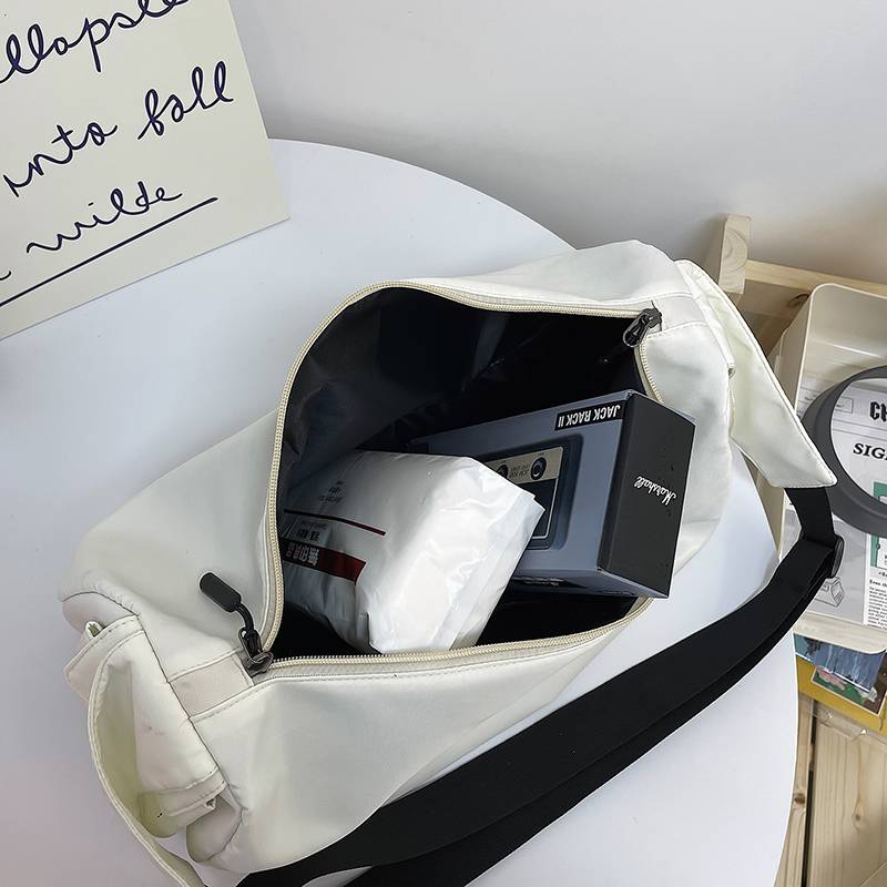 Gymnasium and Gymnasium Packs for a woman with a lot of light baggage for a man with a traveler's backpack