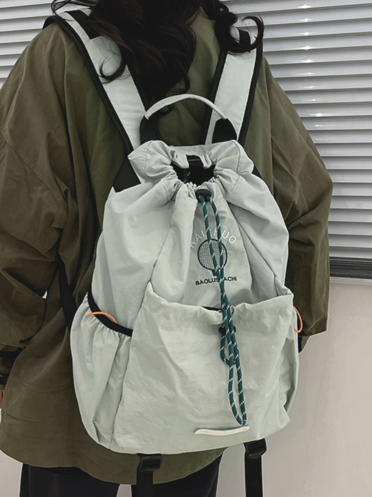 han version of rawr's double-shoulder trip to climb the mountain, with an outdoor sports backpack for a guy riding a badminton