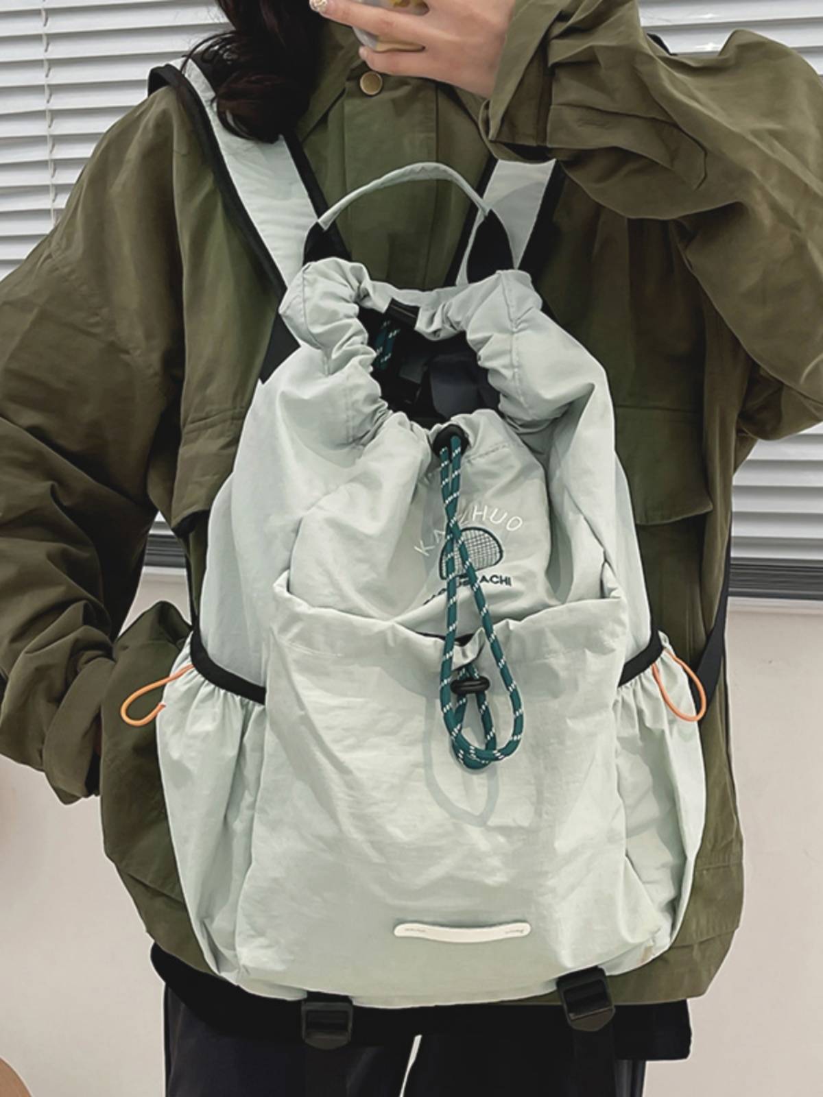 han version of rawr's double-shoulder trip to climb the mountain, with an outdoor sports backpack for a guy riding a badminton