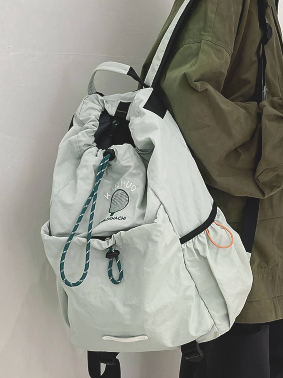 han version of rawr's double-shoulder trip to climb the mountain, with an outdoor sports backpack for a guy riding a badminton