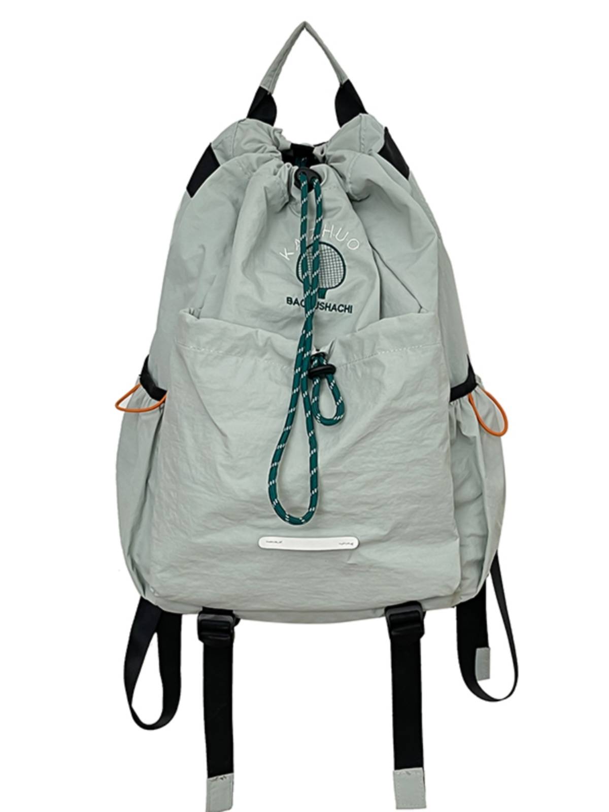 han version of rawr's double-shoulder trip to climb the mountain, with an outdoor sports backpack for a guy riding a badminton