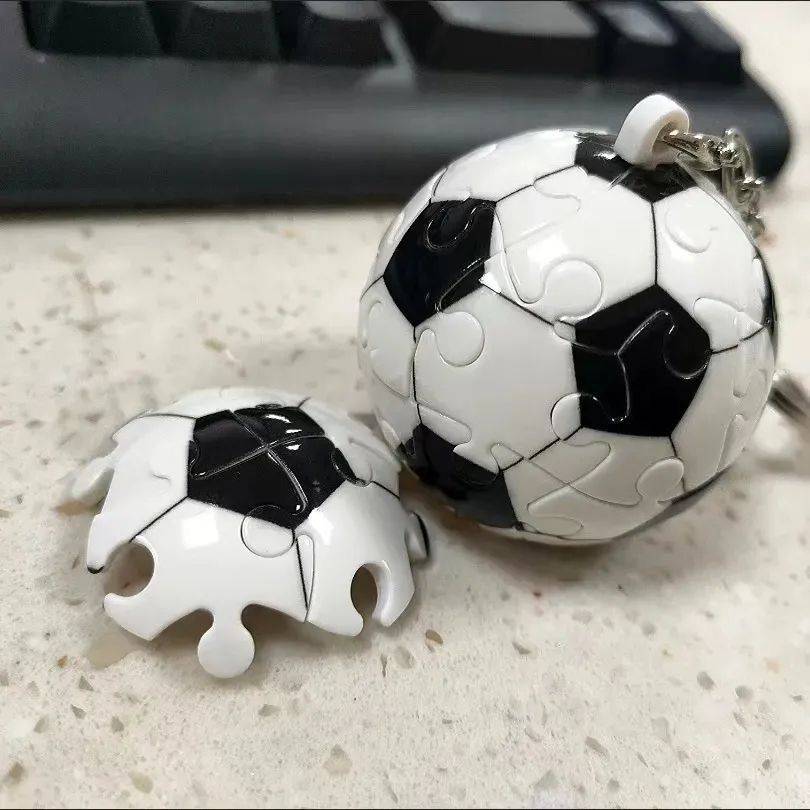 Three -dimensional 3D billiard basketball football football Kolmy puzzle black 8 creative keychain 24 stereo sphere
