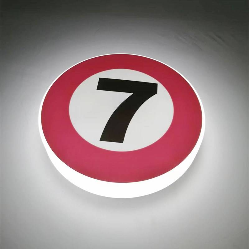No. 7 (wine red)