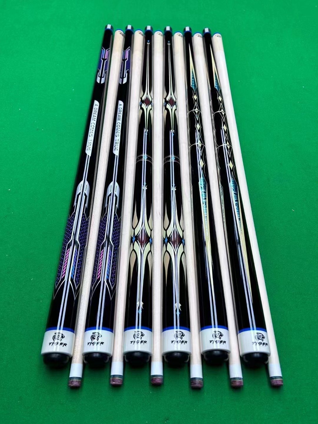 Carbon fiber pool cue brings you a low vibration sensation and a fashionable appearance, allowing you to enjoy a billiard feast