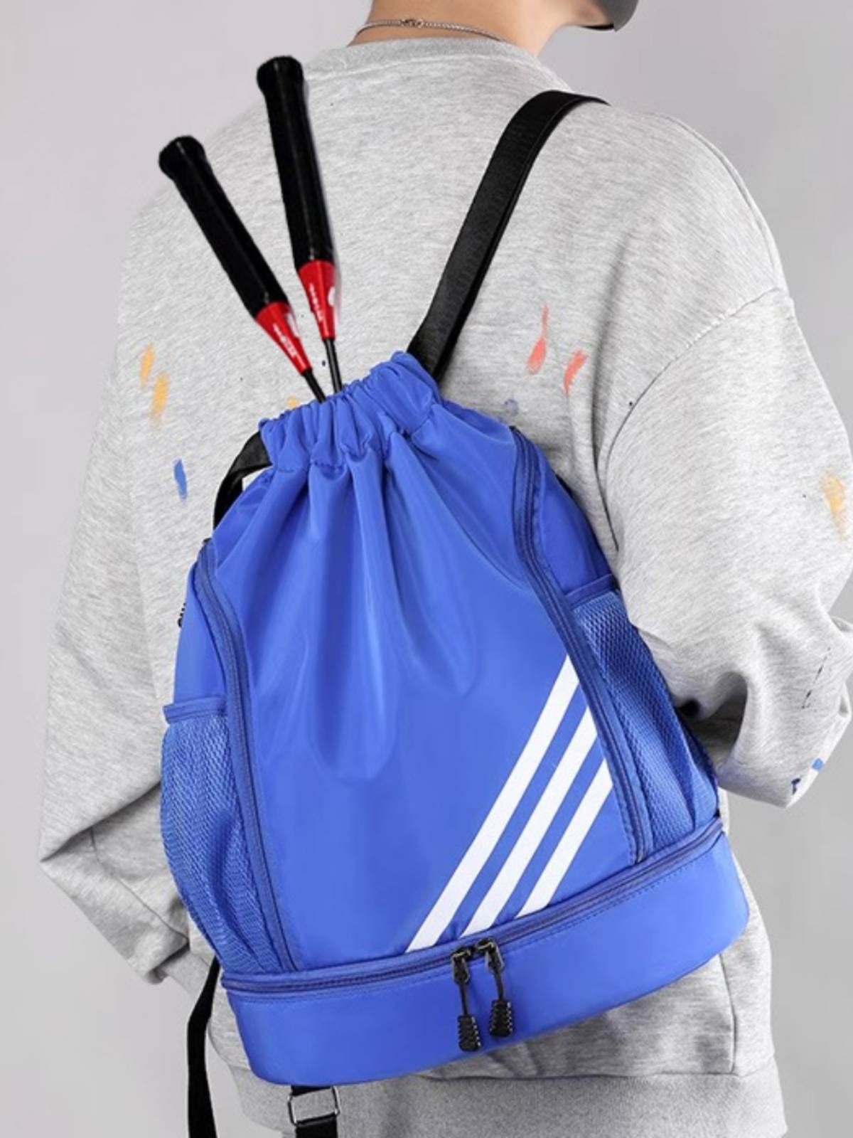 A light badminton bag, a sports bag, a two-shoulder-backed tennis bag, is customised with an Oxford rag
