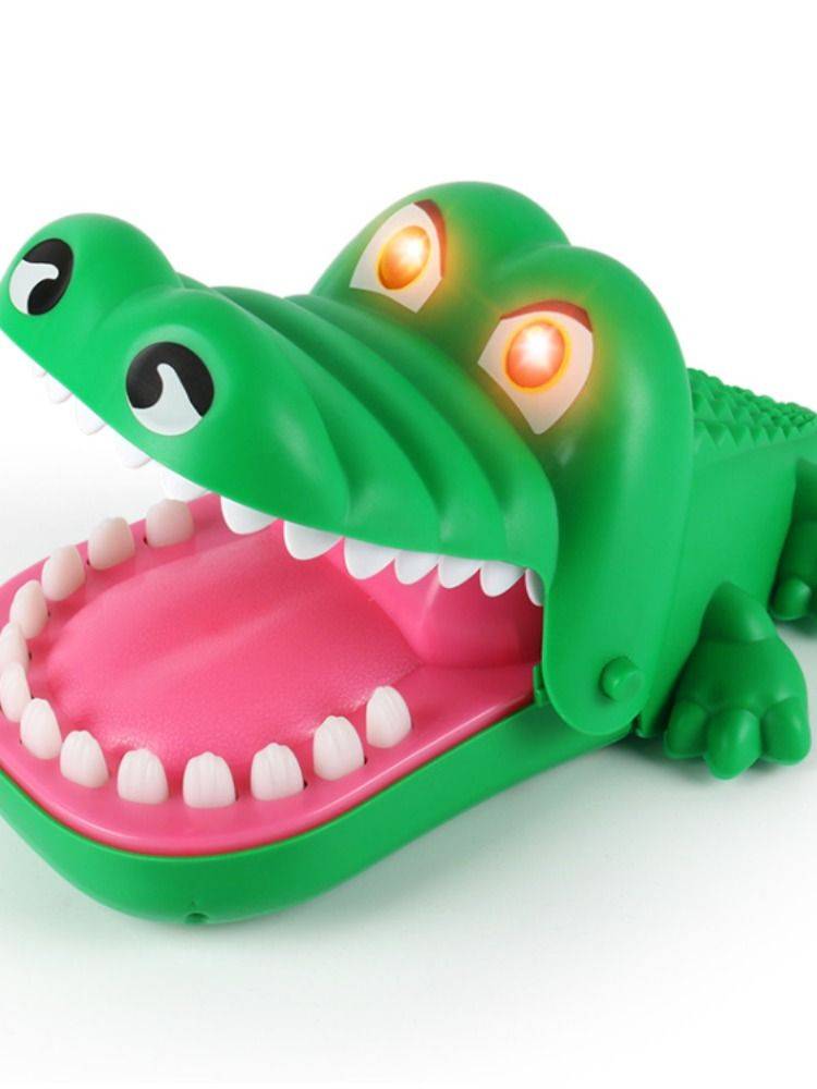 Bite your fingers toys, pirate wooden barrel parent -child uncle inserted sword bucket desktop game puzzle tooth punishment
