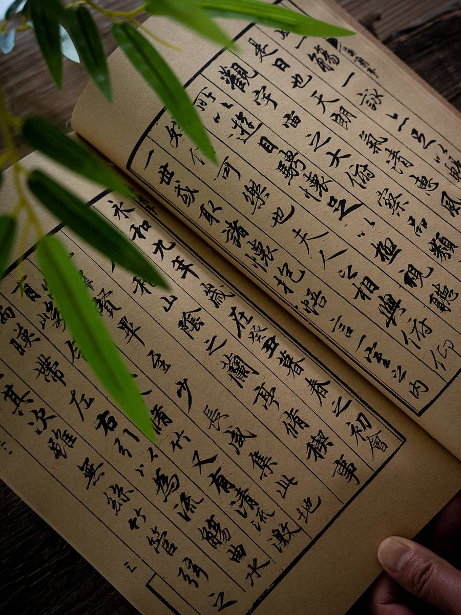 Photo scenery costume photography props book performance shooting line decoration of ancient book model house decoration decorative decoration props