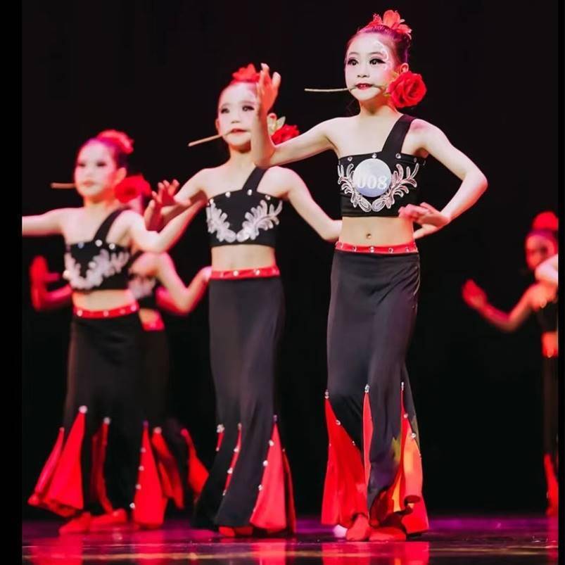 The daughter of the Dai dance daughter, the show, holding the red peony Shao Duolao props to simulate the rose fishtail big skirt