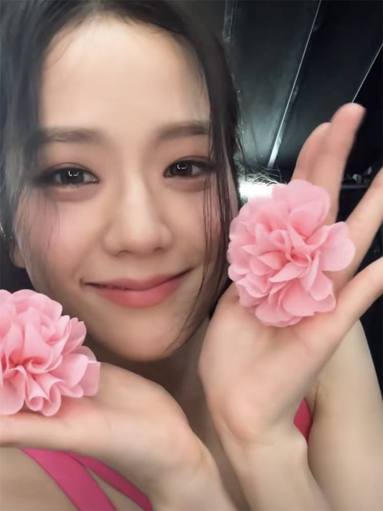 Flower Hand Flower Jinzhi Show the same dance, wrist prop, finger flower ring flower rings jisoo ring flowers