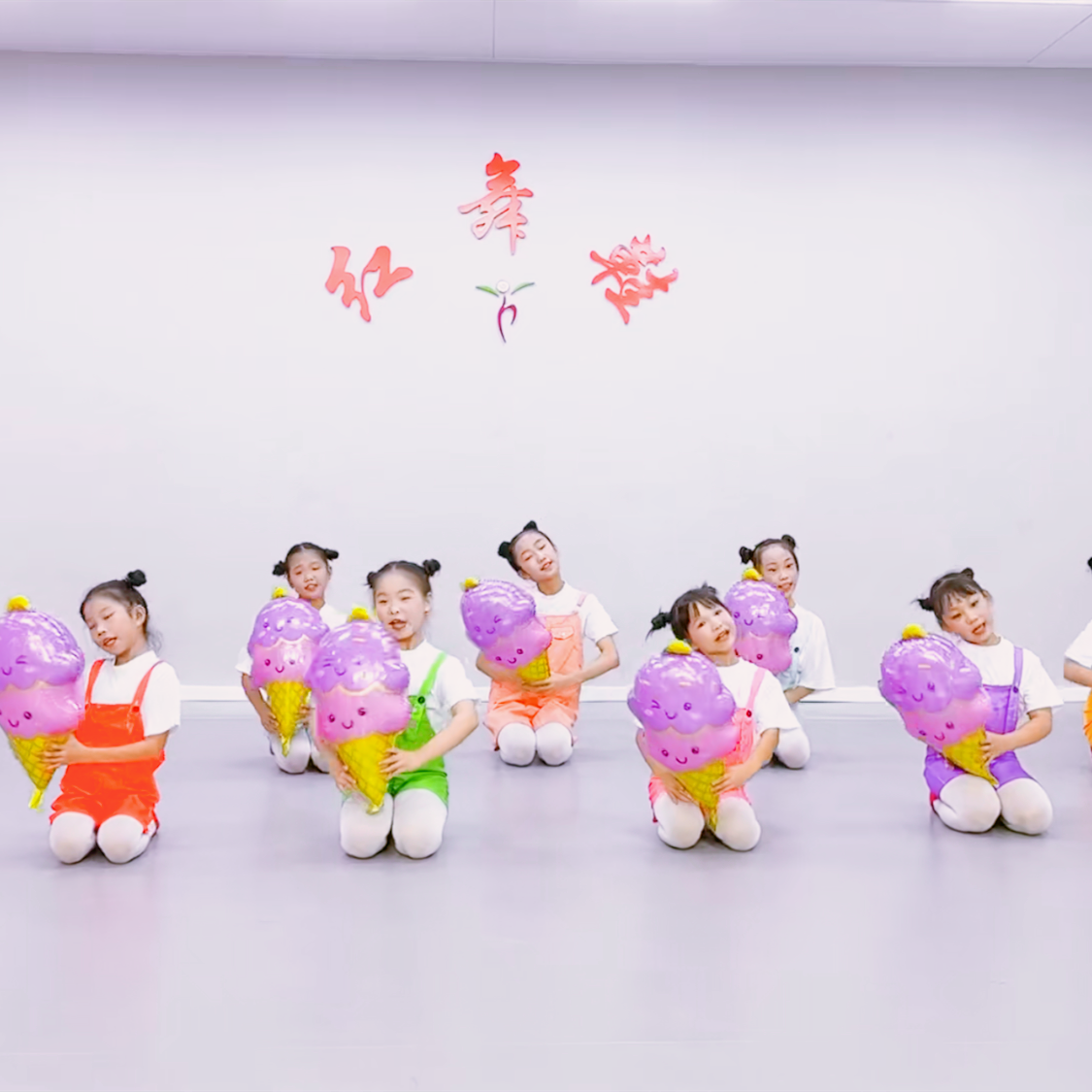 The taste of ice cream performed small ice cream balloon dance props, small ice cream ice cream, air balloon red dance shoes and dance