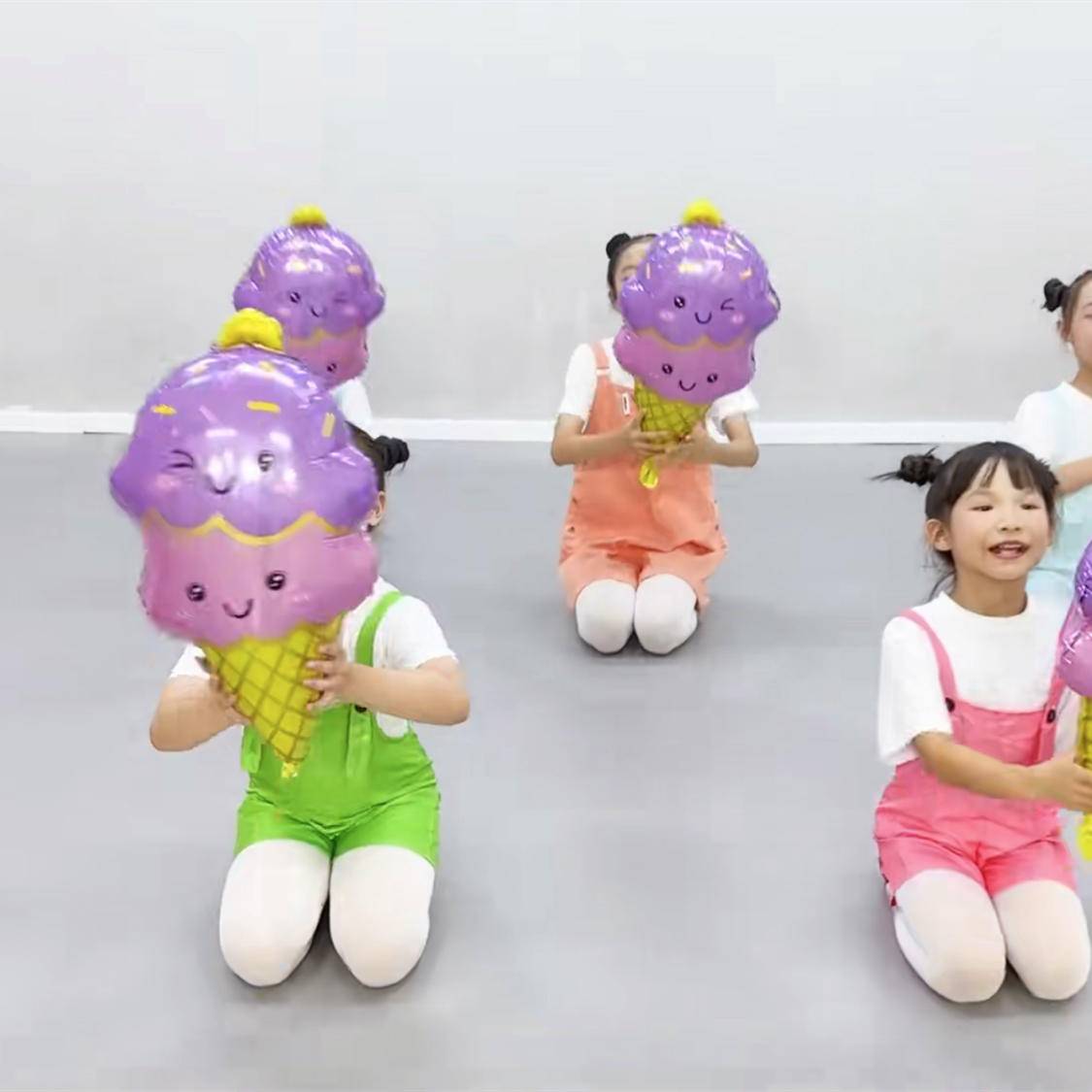 The taste of ice cream performed small ice cream balloon dance props, small ice cream ice cream, air balloon red dance shoes and dance