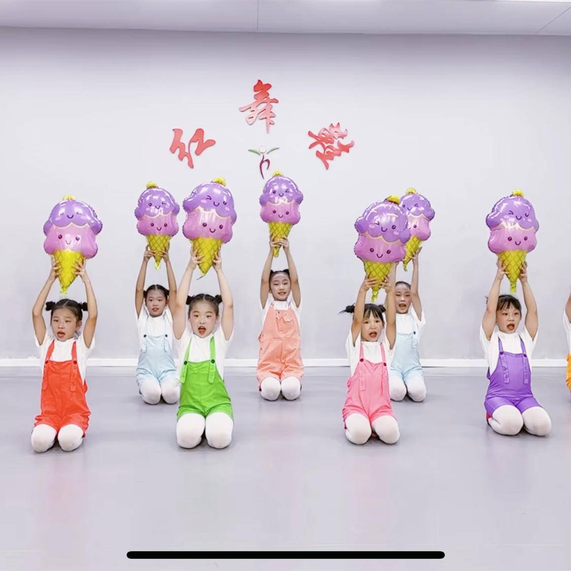 The taste of ice cream performed small ice cream balloon dance props, small ice cream ice cream, air balloon red dance shoes and dance