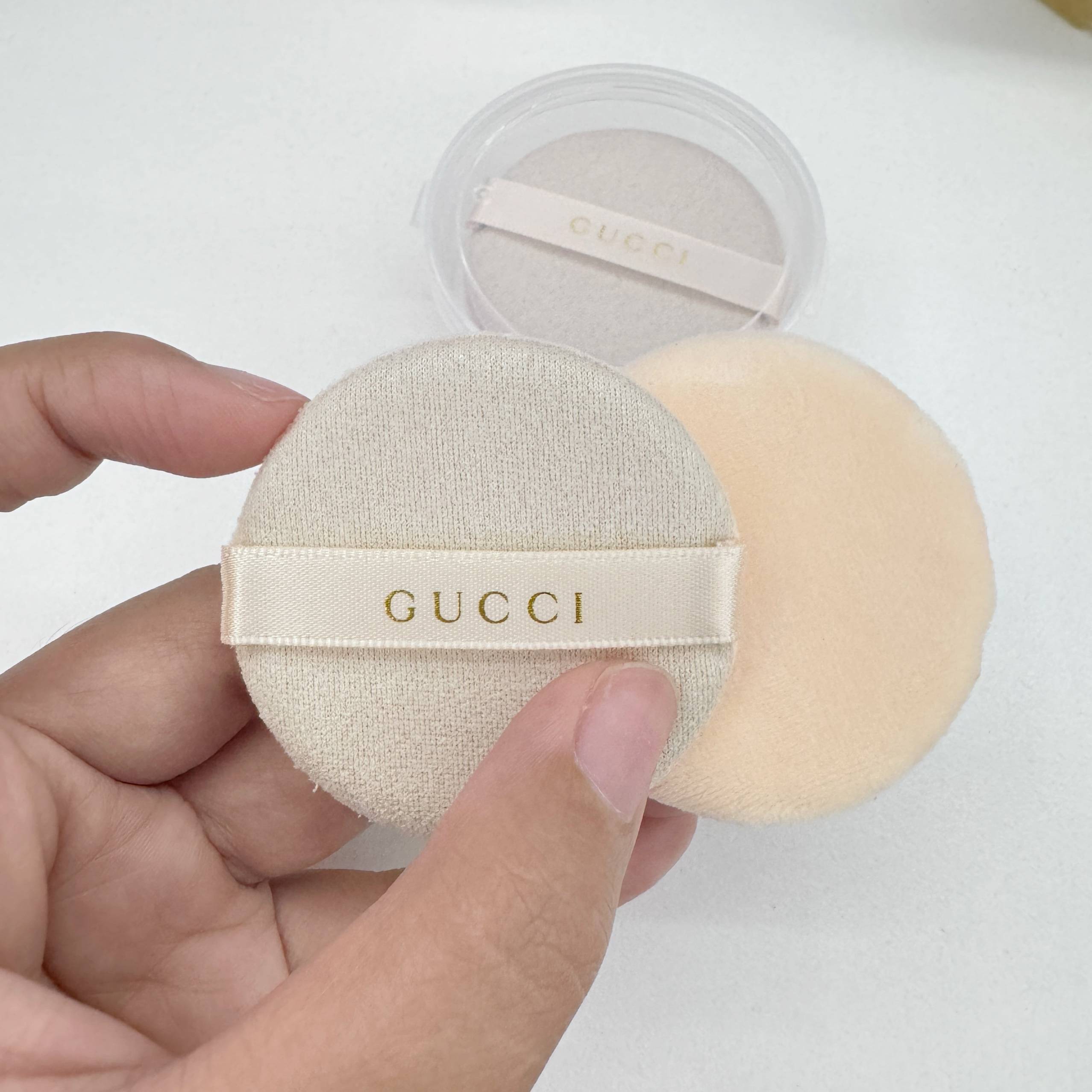 GUCCI places the power make ultra-tin Gucci so g soft sixed makeup round close puff