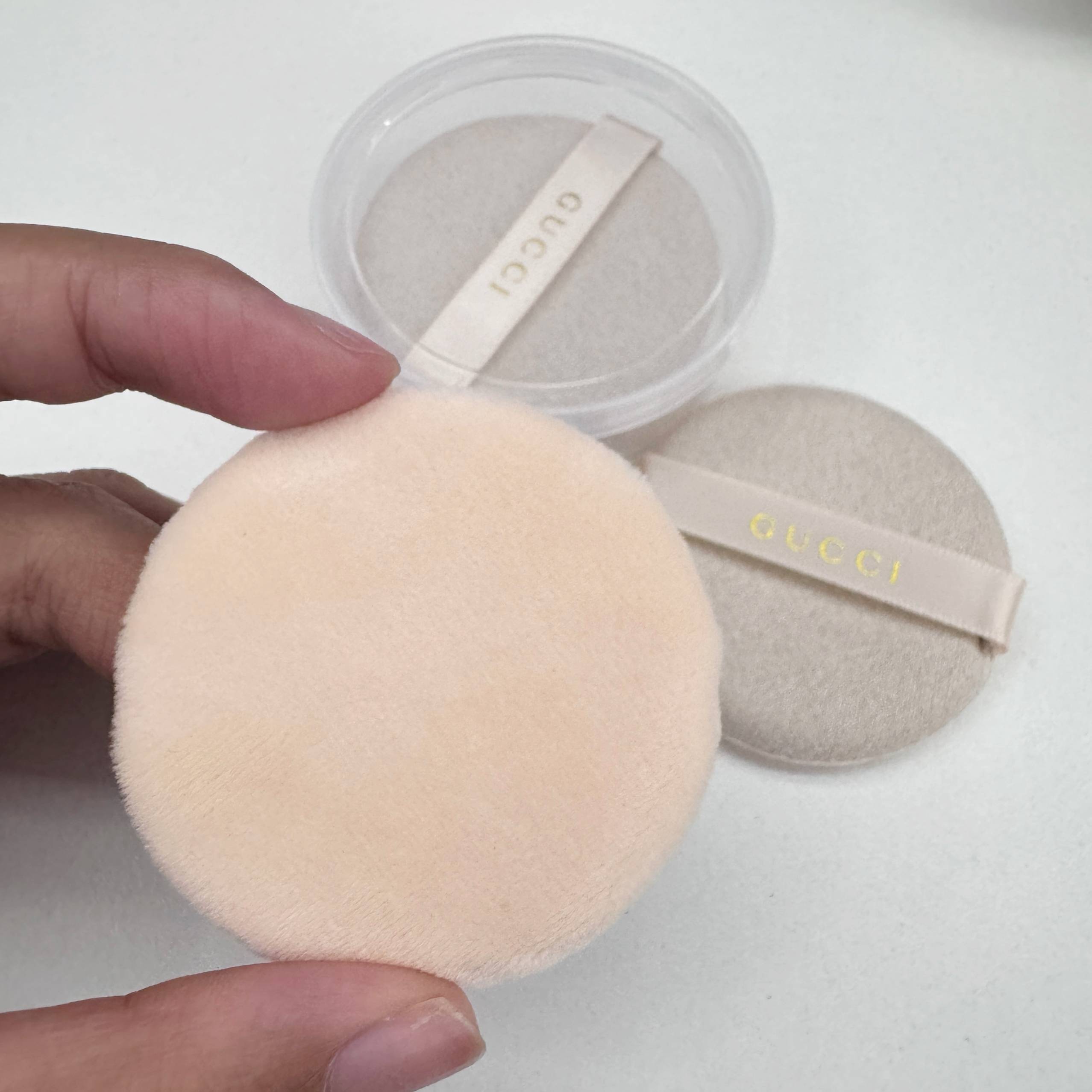 GUCCI places the power make ultra-tin Gucci so g soft sixed makeup round close puff