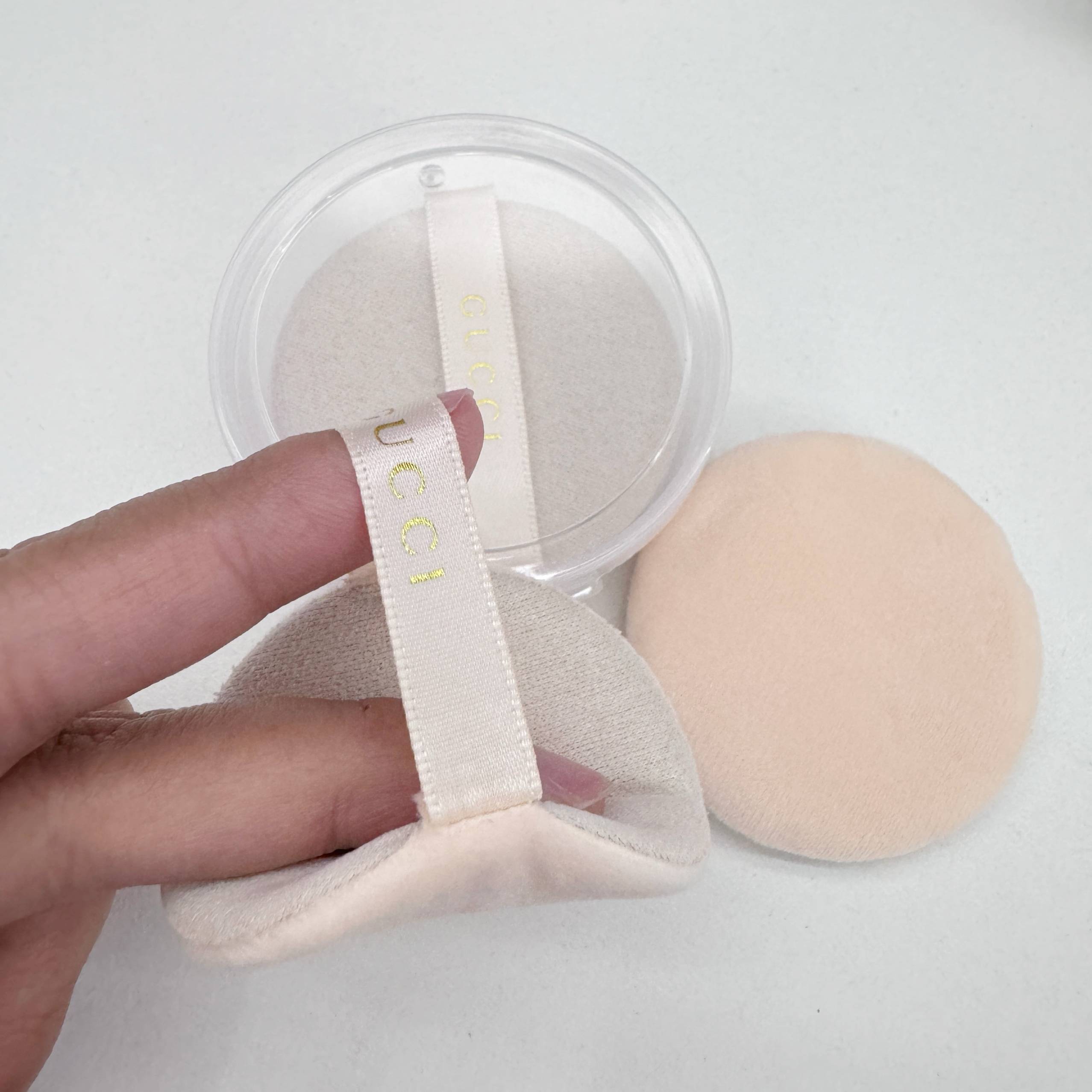 GUCCI places the power make ultra-tin Gucci so g soft sixed makeup round close puff