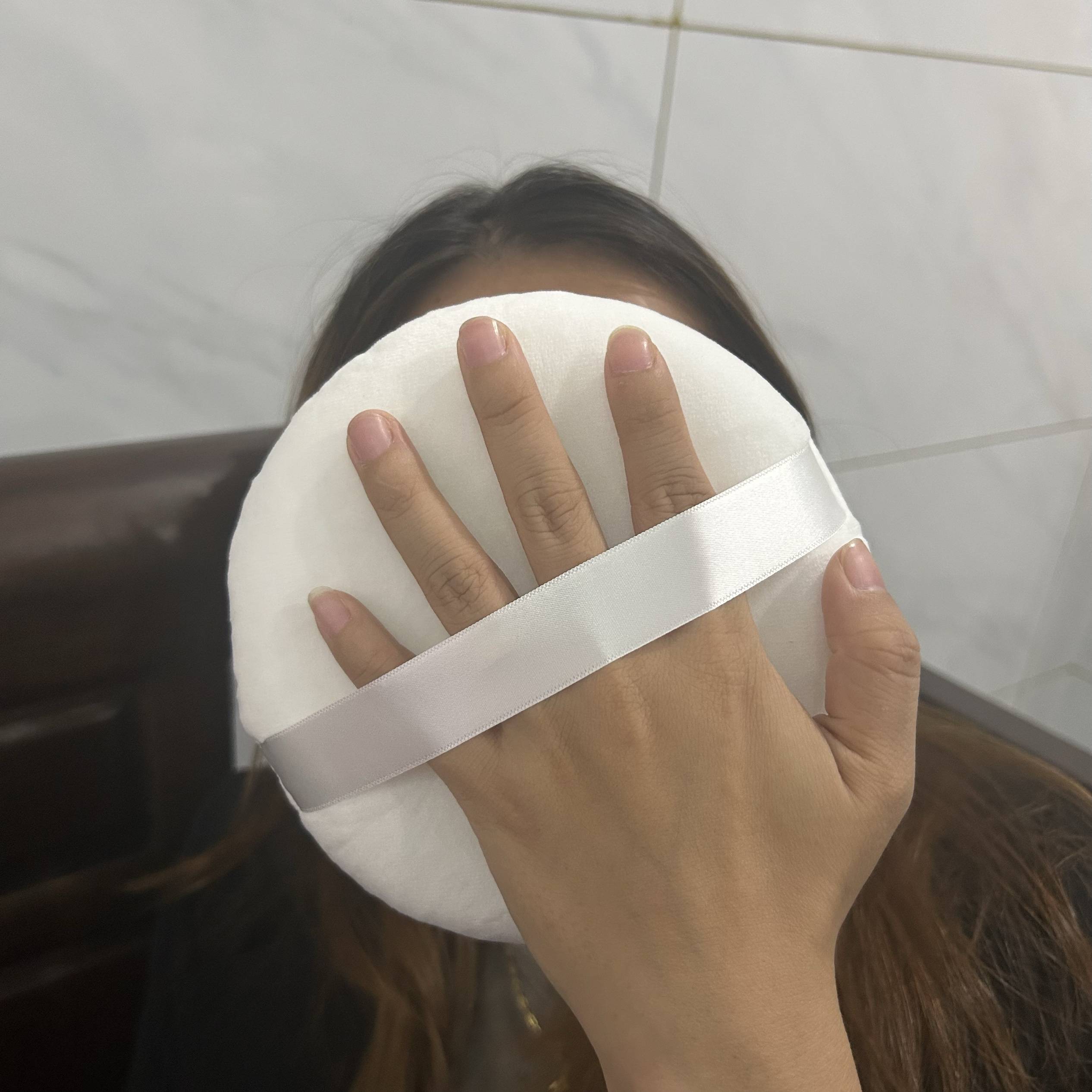 15 cm in diameter white oversized powder puff