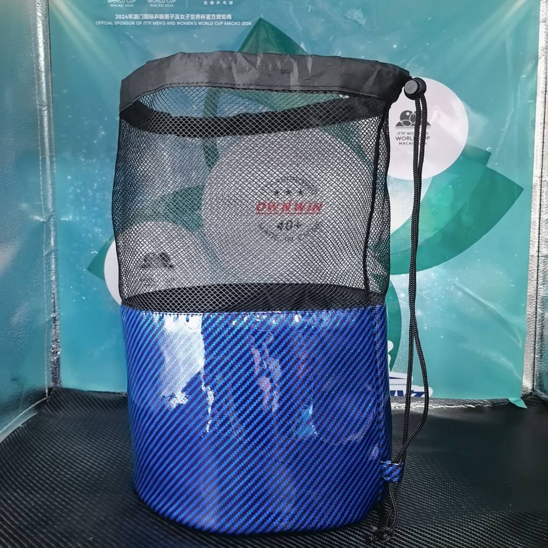 The new black+blue medium can stand 38 × 24cm