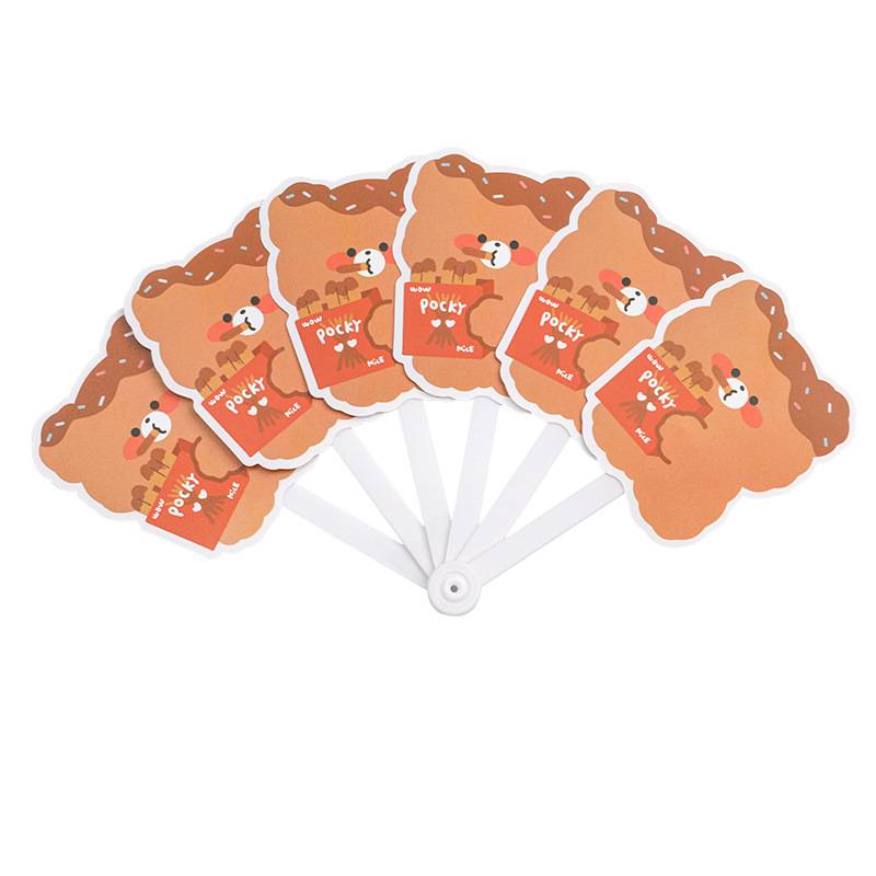 Cute cartoon with a small fan of 40 % off in summer, holding a folding fan to scan the code small gift student small gift