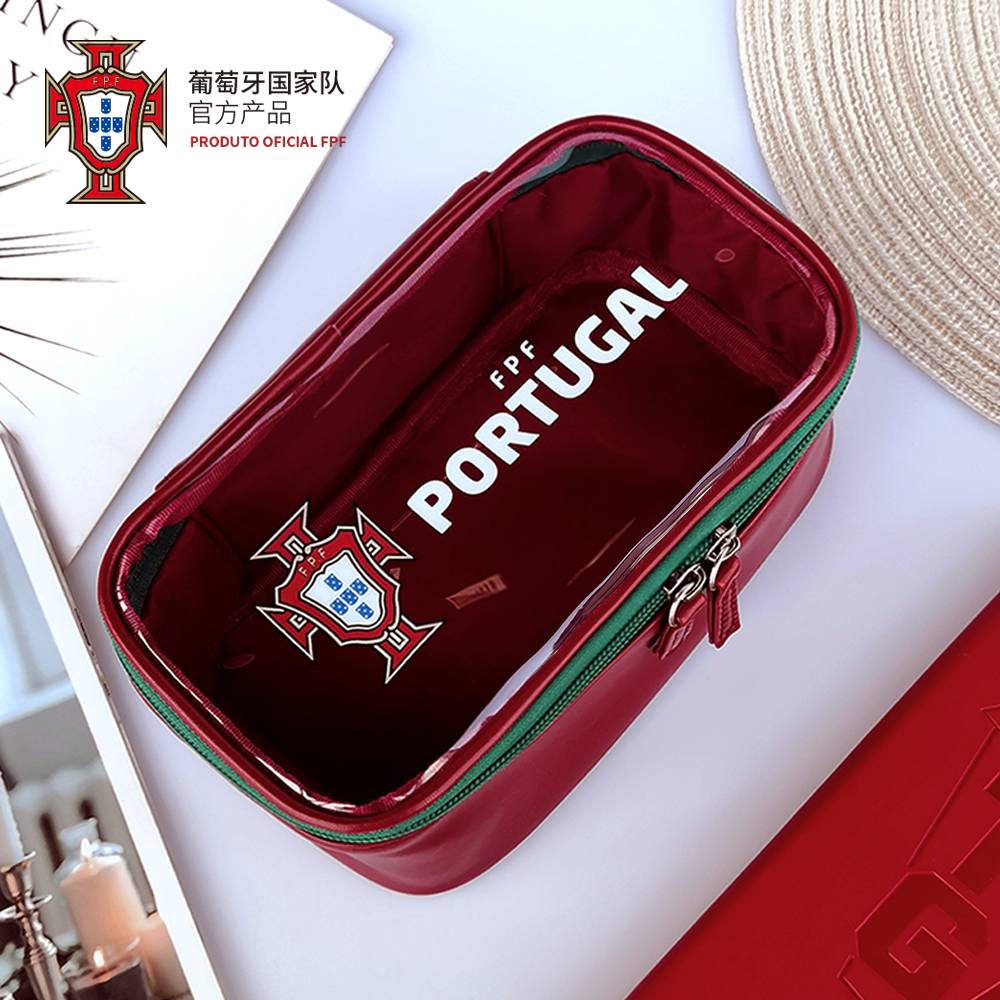 THE PORTUGUESE NATIONAL TEAM'S OFFICIAL PRODUCT, THE WORLD CUP, SUPER-CAPACITY MAKE-UP BAG, IS A CLASSIC CRO FAN
