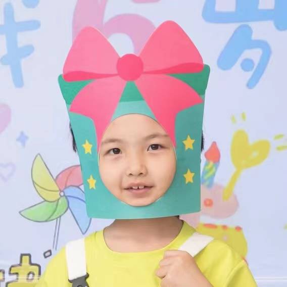 Children's green gift model