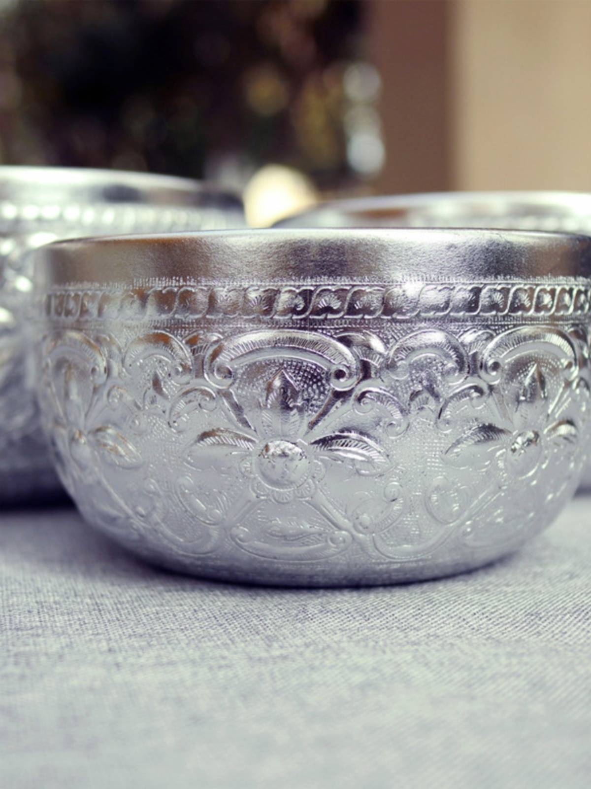 Thai silver -colored tin bowl Southeast Asian creative tableware Thai -style restaurant dessert decorative bowl Dai character fruit disk container