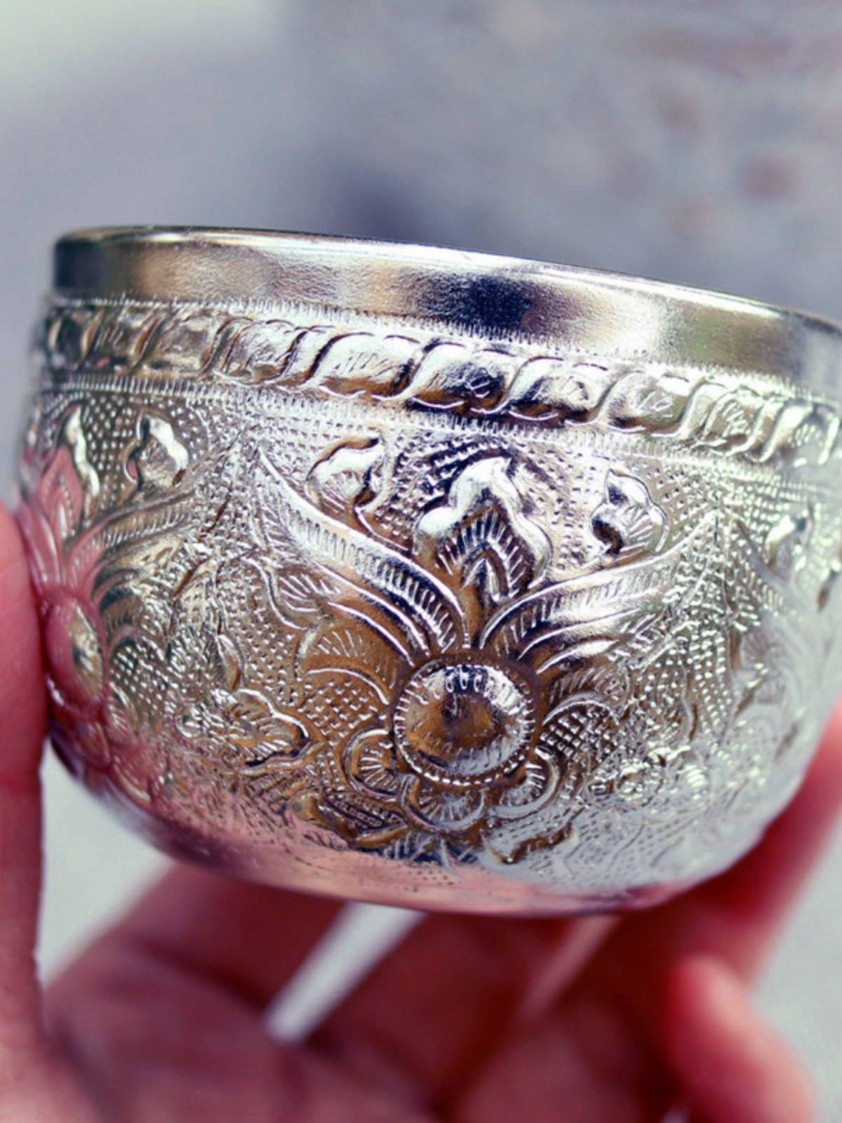 Thai silver -colored tin bowl Southeast Asian creative tableware Thai -style restaurant dessert decorative bowl Dai character fruit disk container