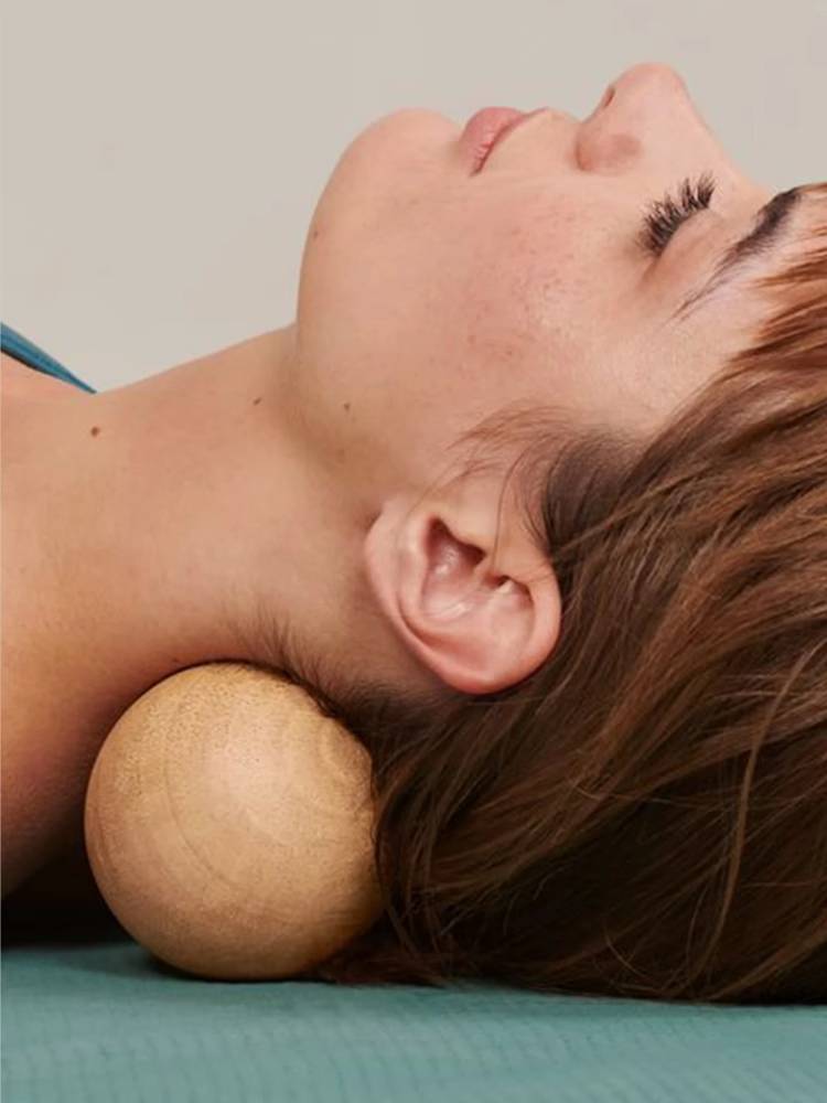 Exit the original single MassageBall pure wood peanut ball to relax muscle yoga massage fascia ball