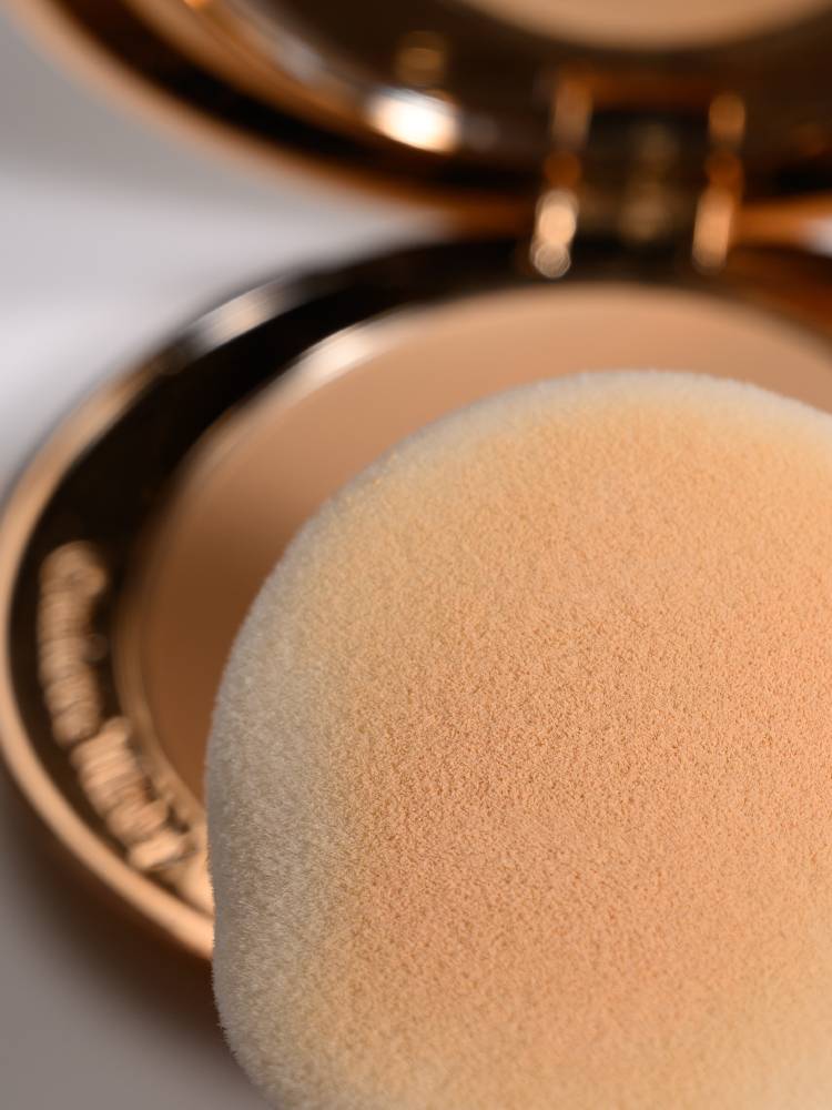 Two cosmos-shaped CT pies made of kVD bananae make-up powdered honey puff