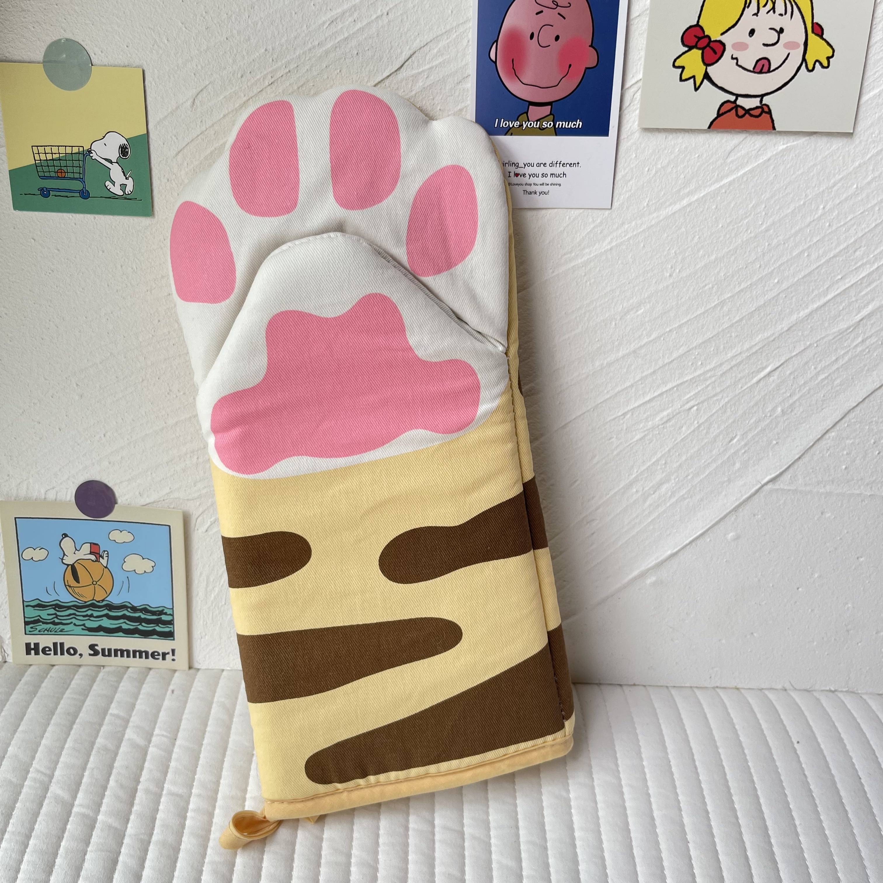 Yellow cat holding heat thermal gloves (1 installation)