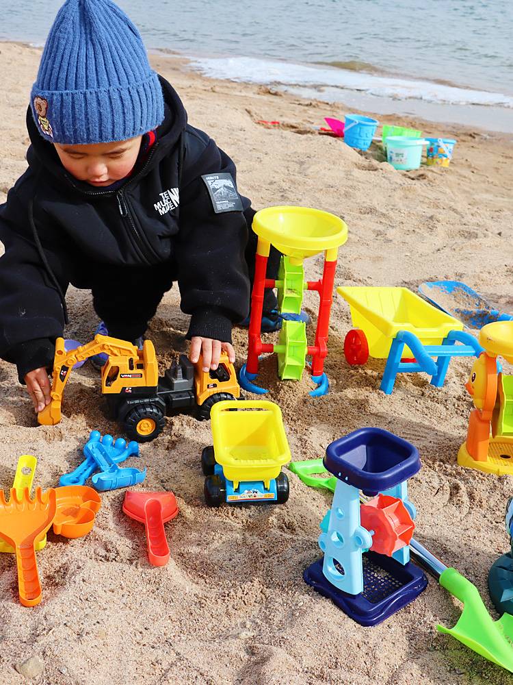 Beach excavation tools to play sandy toy set Children's hourglass shovel barrel Baby beach car Children by seaside