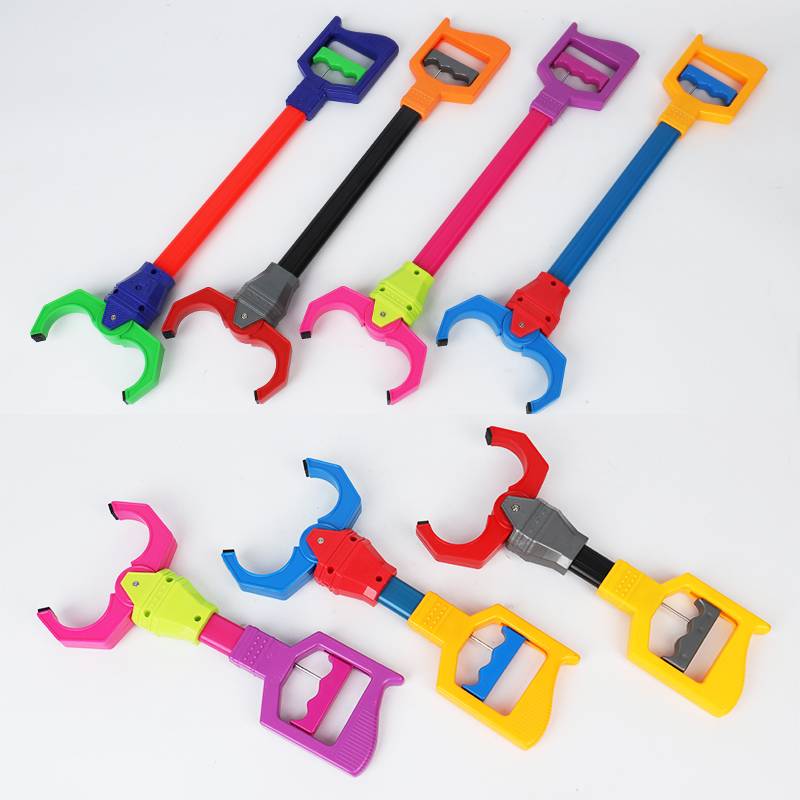 The Kooller children's creative mechanical arm pulls a garbage picker, and the big plier boy's toy plays in the snow