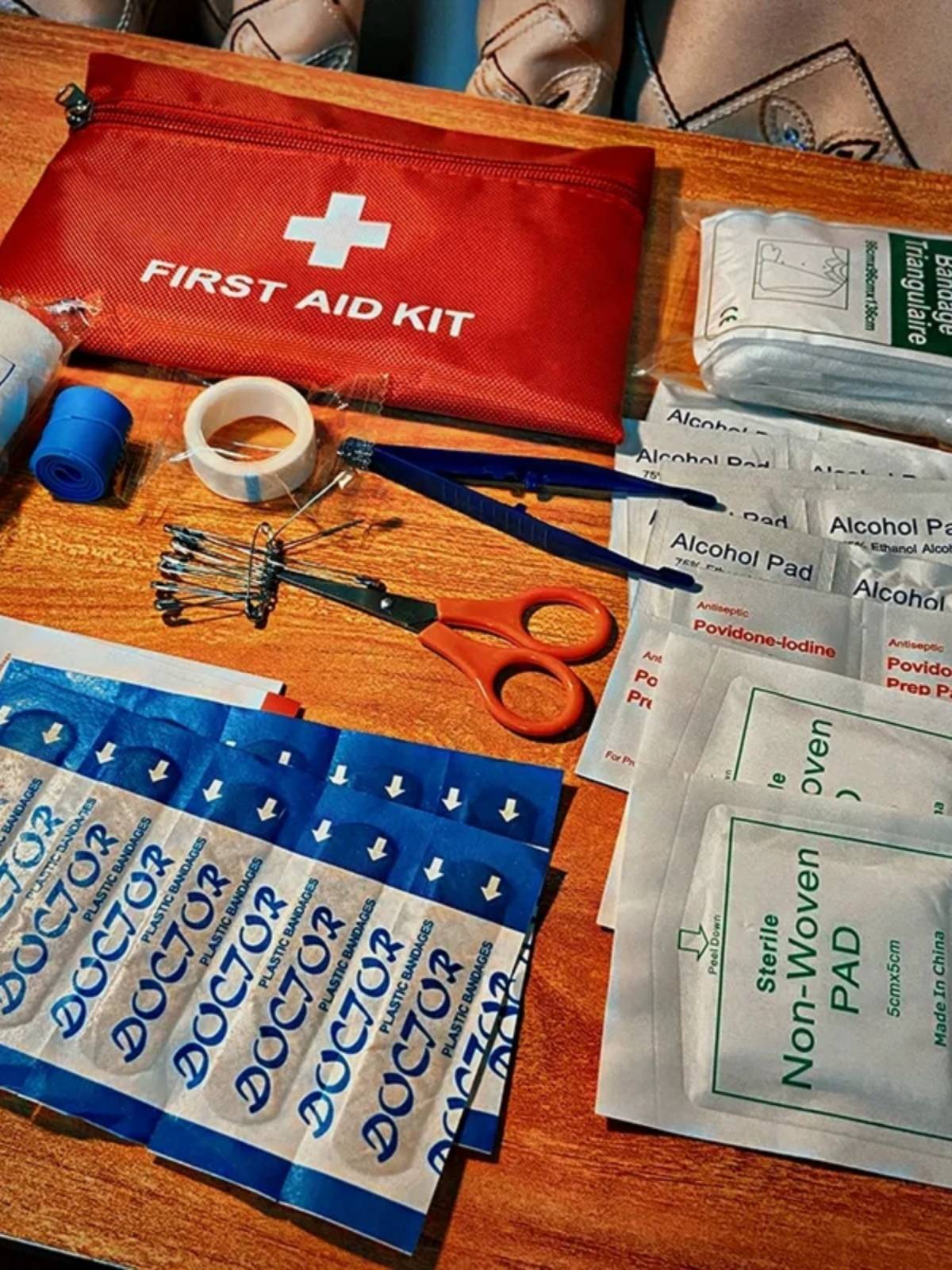 Special offer! Small things!There are 13 sets of sets of convenient outdoor travel travel first aid bags!gift