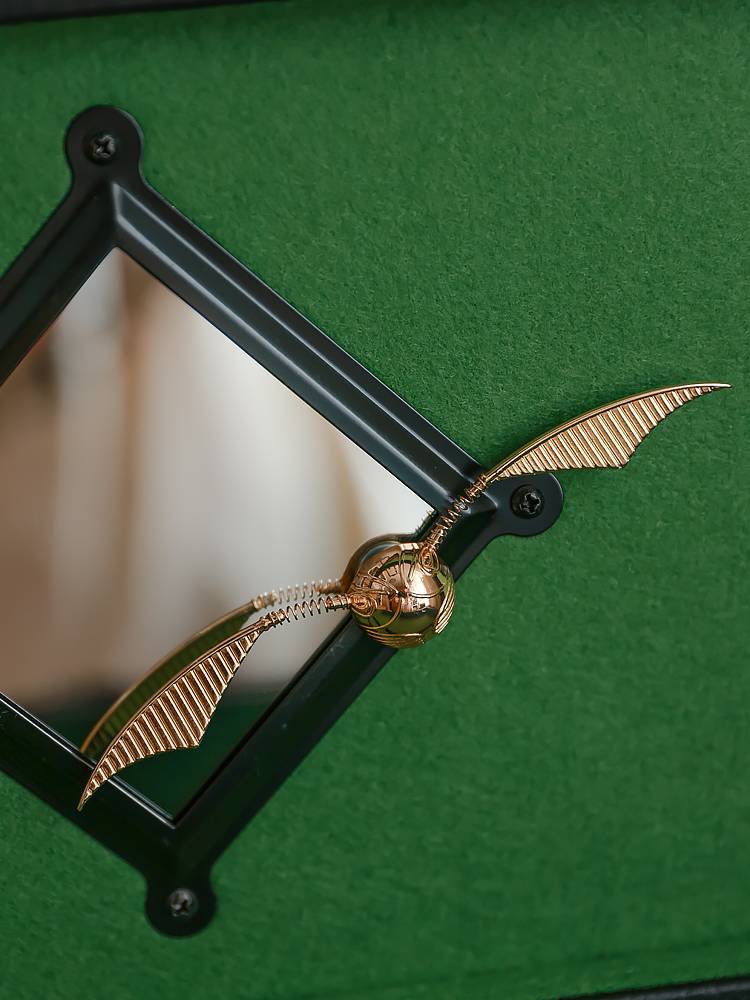 Harry Potter Golden Flying Thief refrigerator sticker wings can shake Hogwartz Kuidicciccia magnetic sticker metal absorption