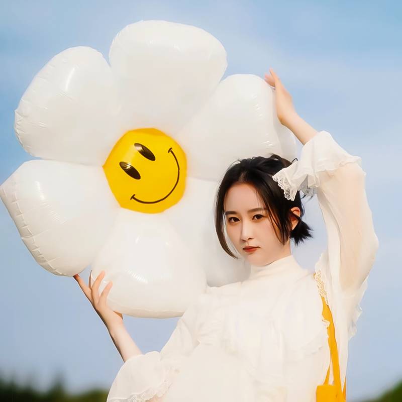 Large smiley face daisy white 1