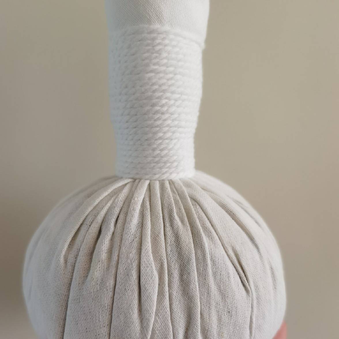 Thai Thai -style health ball Paper Puppet Puppet Herbal Massage Ball Hot Approval Therapy Cervical Spot Balm Academy Academy 200g