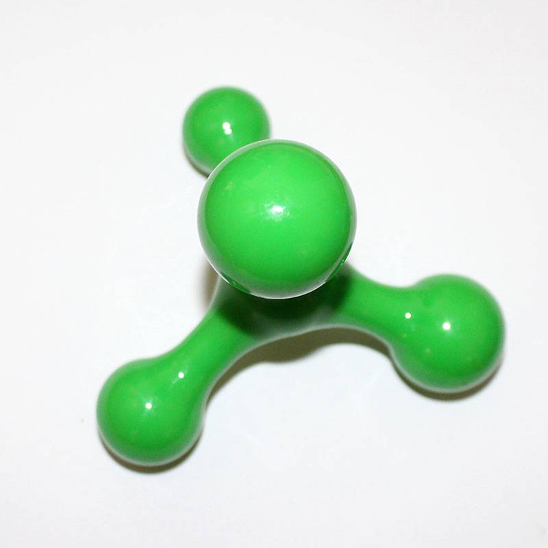 Decañonon, a massage ball for old-age children on the back of their necks