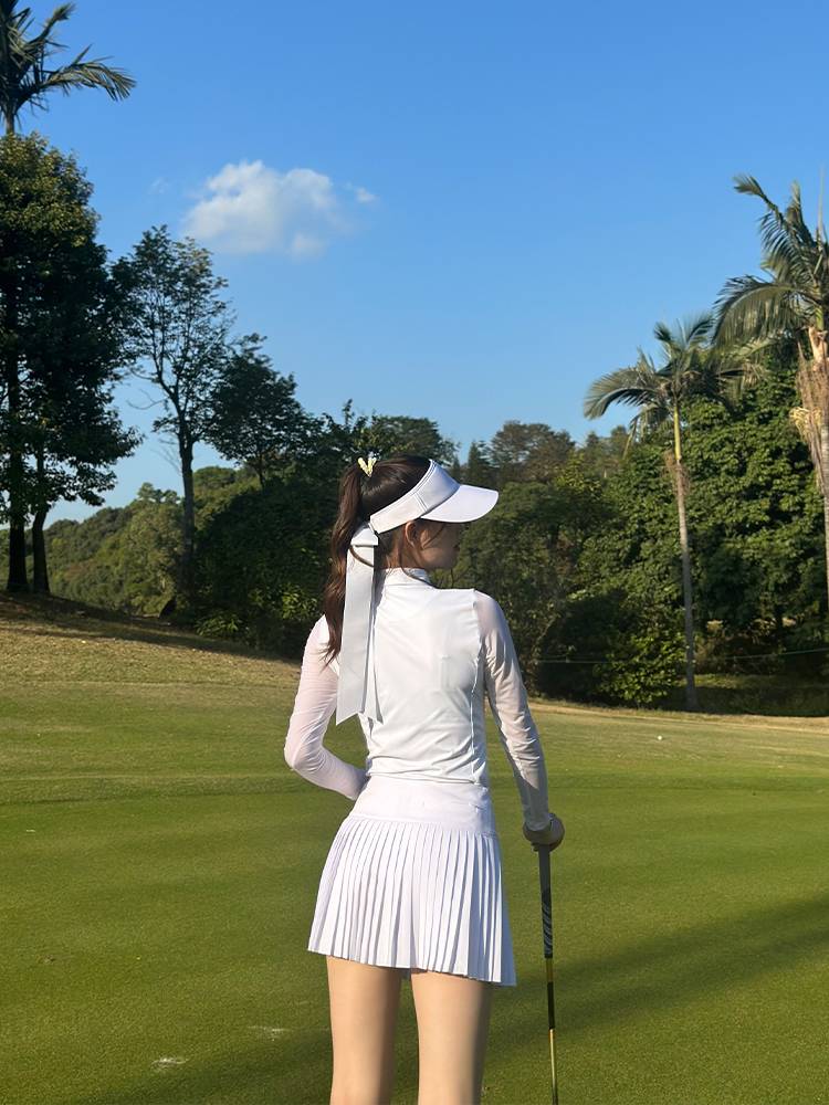 THE SG GOLF GIRL WEARS A LONG SUNSCREEN, A WHITE-SLEEVED SUIT, AND SHE ROLLS THROUGH HER BLOUSE IN "A."