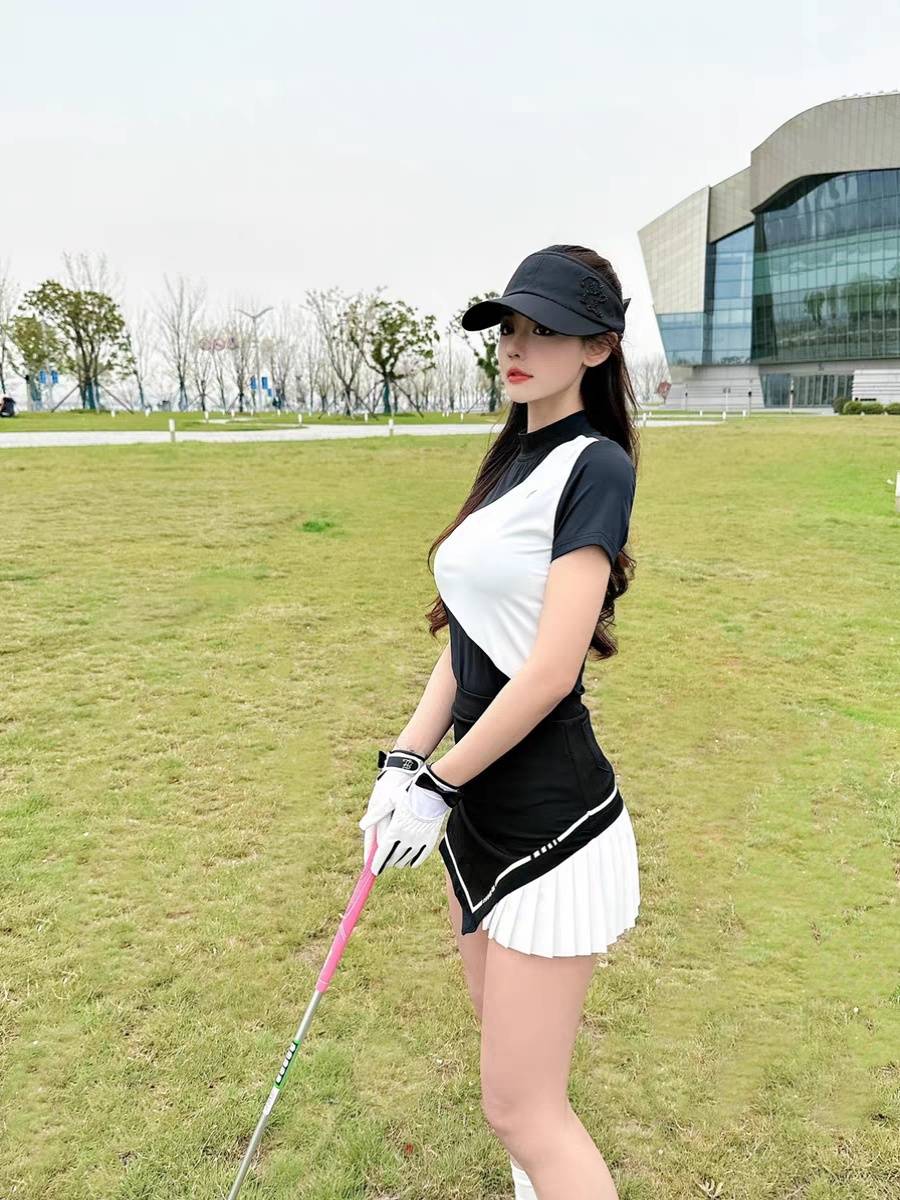 Golf girls in short-sleeved, hot and comfy, Golf dress and scrawny