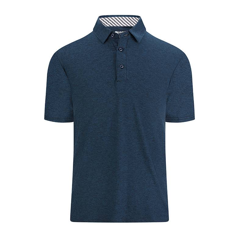 The short-sleeve sports man wearing a breathless T-shirt