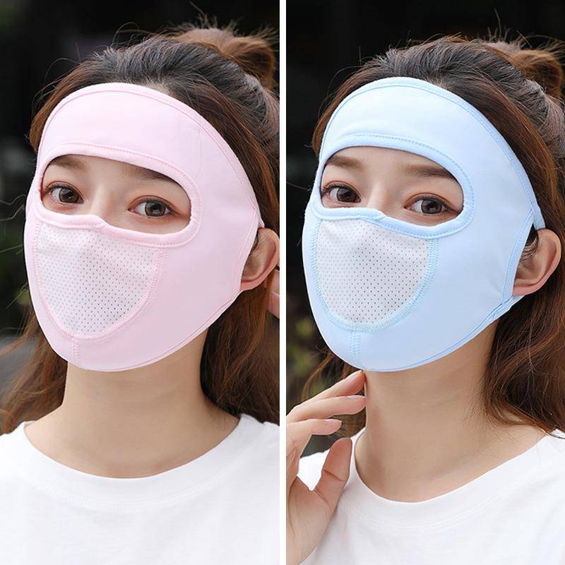 The sunscreen girl rides in the summer on a golf cart and wears an ice mask on her face