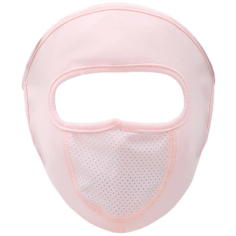 The sunscreen girl rides in the summer on a golf cart and wears an ice mask on her face
