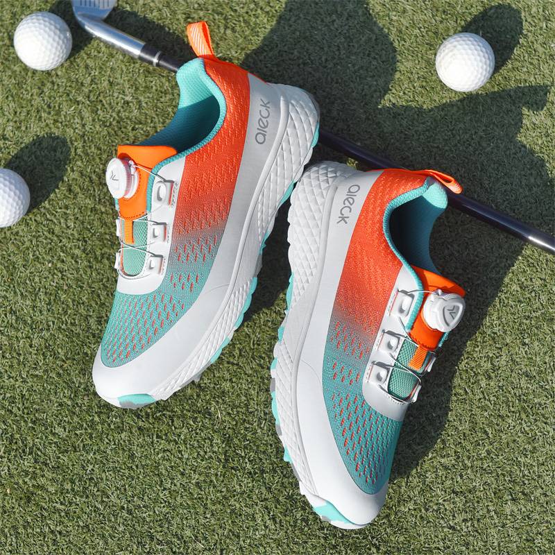 A young girl with golf shoes turns her shoes, and a young girl with shoes is comfortable and smooth