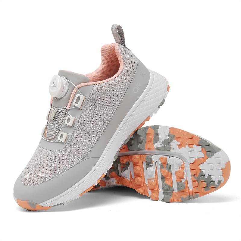 A young girl with golf shoes turns her shoes, and a young girl with shoes is comfortable and smooth