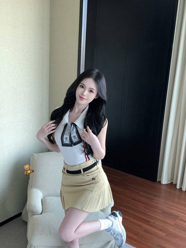 the korean golf dress lady with her summer air polo to the top tennis shorts