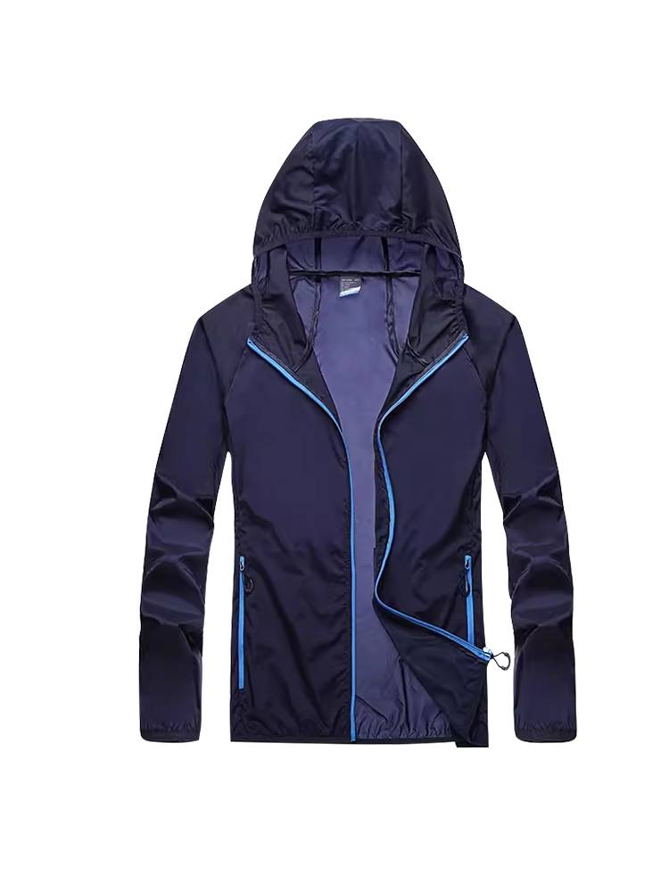 The new 2024 in the Golf raincoat, the male lady with a glass of water