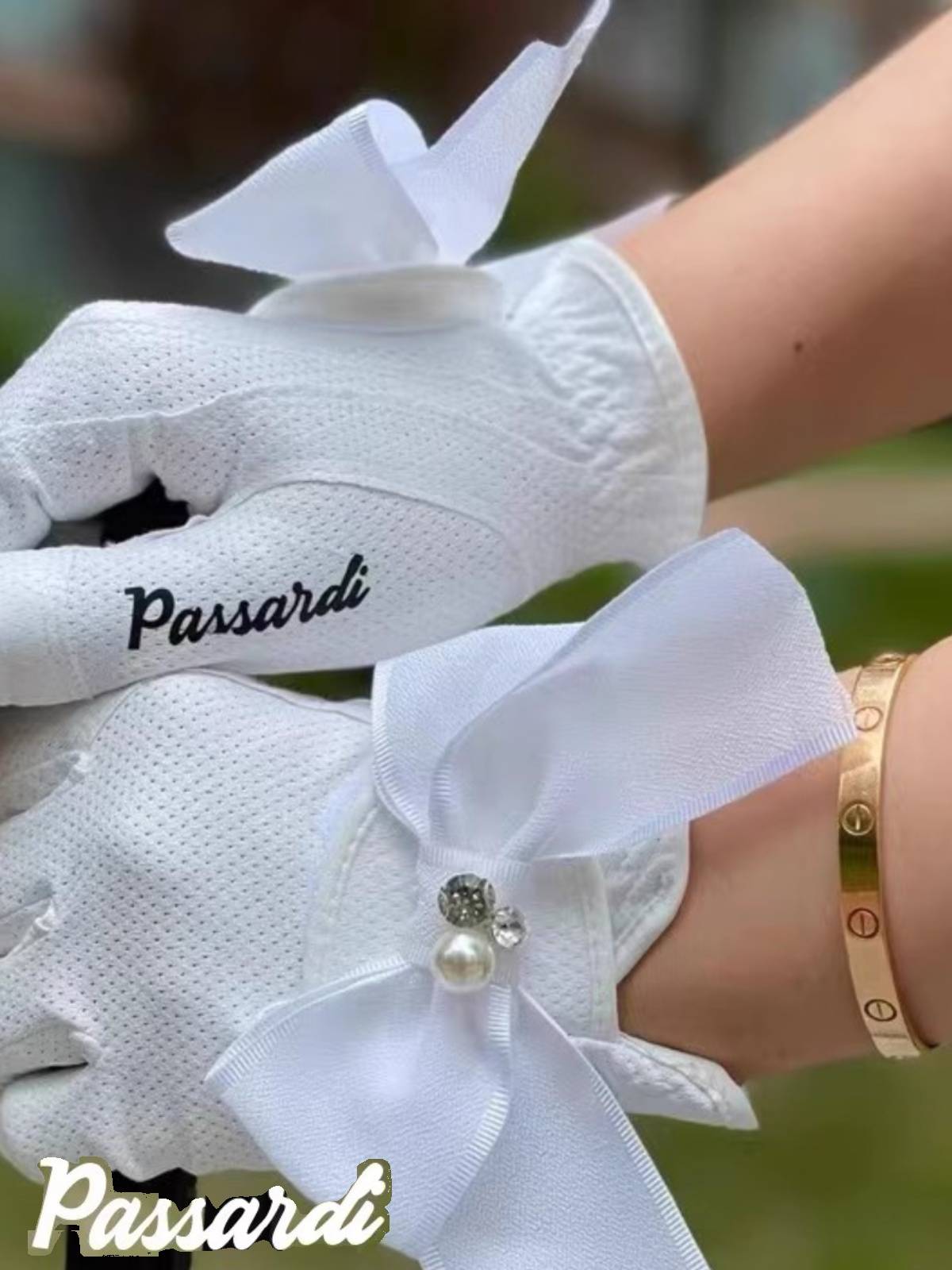 HAN GOLF GLOVES WOMEN WITH THEIR HANDS ON THEIR HANDS, AND THEY WON'T BE ABLE TO GRIND THROUGH THE AIR